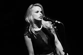 Lotte Stevens tijdens een optreden van 'Grote madammen in't klein' in het Fakkeltheater