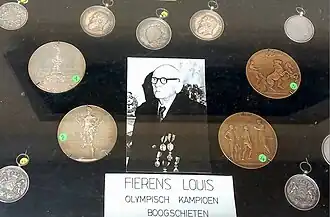 Detail van de medailletafel van Louis Fierens in het gemeentehuis van Duffel.