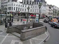 Ingang op het rondpunt met aansluiting voor de tram