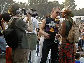 Daisy Dee (rechts) interviewt de Duitse DJ Hell, 2001