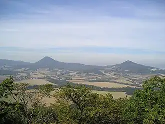 De Milešovka (links) en de Kletečná (rechts) vanaf de Lovoš