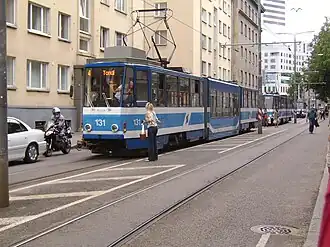 Tram van het type Tatra KT6T op lijn 4 op de Maneeži.