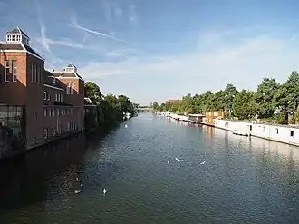 Het kanaal gezien vanaf brug 261 in westelijke richting.Links staat een voormalig schoolgebouw, later een moskee.