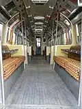 Interieur van het rijtuig dat bewaard is in het London Transport Museum.