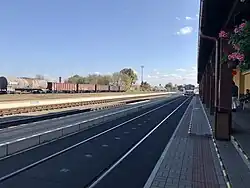 Zicht op de perrons en de sporen.