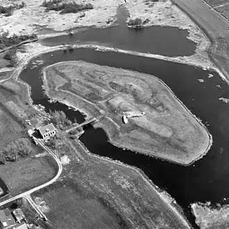 Fort in de Botshol vanuit de lucht gezien; 1977. Links het wachtgebouwtje.