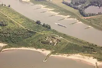 Fort Pannerden vanuit de lucht, onder stroomt de Waal en boven ligt het Pannerdensch Kanaal.