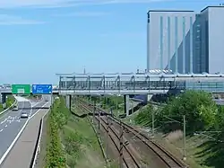 De goederensporen langs de snelweg onder het metrostation.