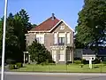 Villa "De Eerdbeek", villa met tuin en hek