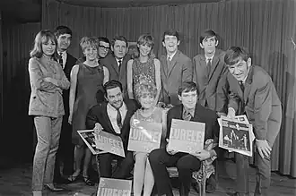 Lurelei & Shaffy Chantant, 1966. Staand v.l.n.r.: Liesbeth List; Polo de Haas; Maria Lindes; Ruud Bos; John Lanting; Loes Hamel; Kees van Kooten; Peter Bark; Eric Herfst. Zittend v.l.n.r.: Wim Ibo; Jasperina de Jong; Ramses Shaffy