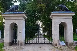 Ingang van het park bij het landhuis