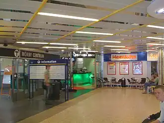 De ingang van het station op de beganegrond van het winkelcentrum