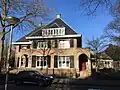 Monumentaal Woonhuis, gelegen aan het eind van de M.H. Tromplaan, met uitzicht op het volkspark. Het huis werd ontworpen in 1915 door de architect K.P.C. de Bazel.