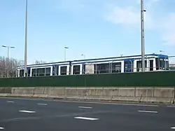 M4-stel 76, voor het eerst op de rails van de Nieuwe Leeuwarderweg, nog alleen voor testritten.