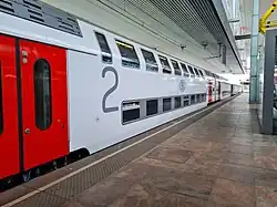 Een NMBS M7-dubbeldeksrijtuig, (2e klasse)