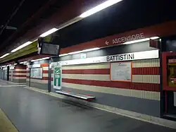 Een van de wanden langs het perron