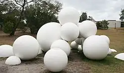 Tarax Play Sculpture (1969) van Peter Corlett