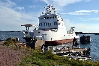 De veerboot MS Ejdern aangelegd aan de veerstoep van Kyrkogårdsö.