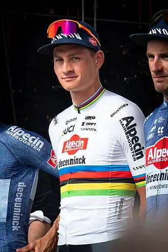 Van der Poel bij de start van Parijs-Roubaix 2024