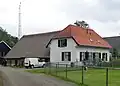 Dwarshuisboerderij met stal