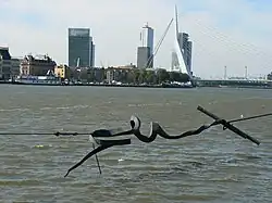 detail van Maasbeeld (1982) in Rotterdam