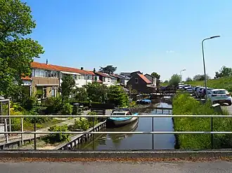 Rijtjeshuizen in Honderdland, tegenover de Maasdijk.