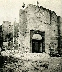 Westgevel kloosterkapel tijdens de sloop, 1894