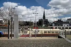 Hoge en lage Maaskade met kunstwerk en rondvaartboten