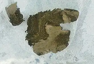 Mackenzie Kingeiland en Brockeiland (links)