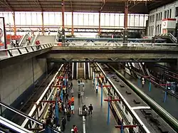 De eilandperrons van de metro in de kuip op niveau -2