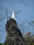 Wat Tham Pla, rotsklif met de Phra That Chedi Inplaeng