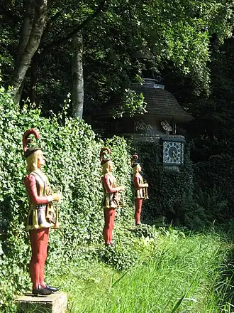 De herauten met de klok op de achtergrond