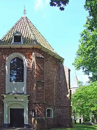 De Magnuskerk van Bellingwolde met op de achtergrond de vrijstaande klokkentoren