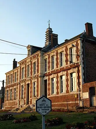 Voormalig gemeentehuis, nu marie-annexe van de deelgemeente Mainbressy