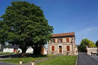 Het gemeentehuis van Isse.