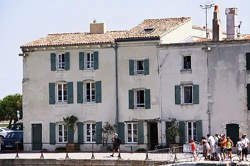 Traditioneel wit huis met groene luiken