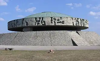Gedenkmonument bij Majdanek dat menselijke asresten bevat die tijdens de renovatie van het kamp gevonden werden