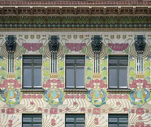 Bloem ontwerp op de facade van het Majolikahaus, Wenen – Alois Ludwig  (1898)