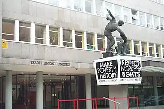 'Make Poverty History'-banner aan het hoofdkwartier van de Trades Union Congress te Londen