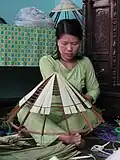 Een vrouw maakt (nón tơi) in Huế, Vietnam