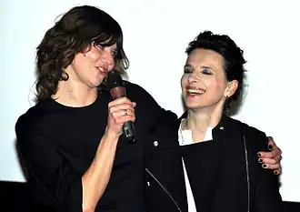 Szumowska (links) met Juliette Binoche in 2012 bij de avant-première van Elles