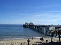 De Malibu Pier gezien vanaf de Pacific Coast Highway