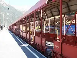 Autotrein langs het perron