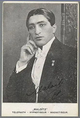 Prentbriefkaart met portretfoto van „MALOÏTZ“ met handtekening
