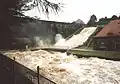 De stuwdam tijdens de overstroming van augustus 2002