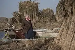 Lokale man aan de oever van het meer