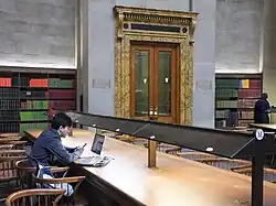 In een Engelse bibliotheek