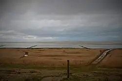 Ten westen van de stad Mandø. Op de voorgrond de Stormvloedkolom. Op de achtergrond is Koresand te zien.