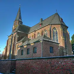 De aan de heiligen Albanus en Leonhardus gewijde R.K. kerk in het oude dorp
