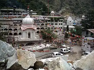 Tempels in Manikaran in de Parbativallei